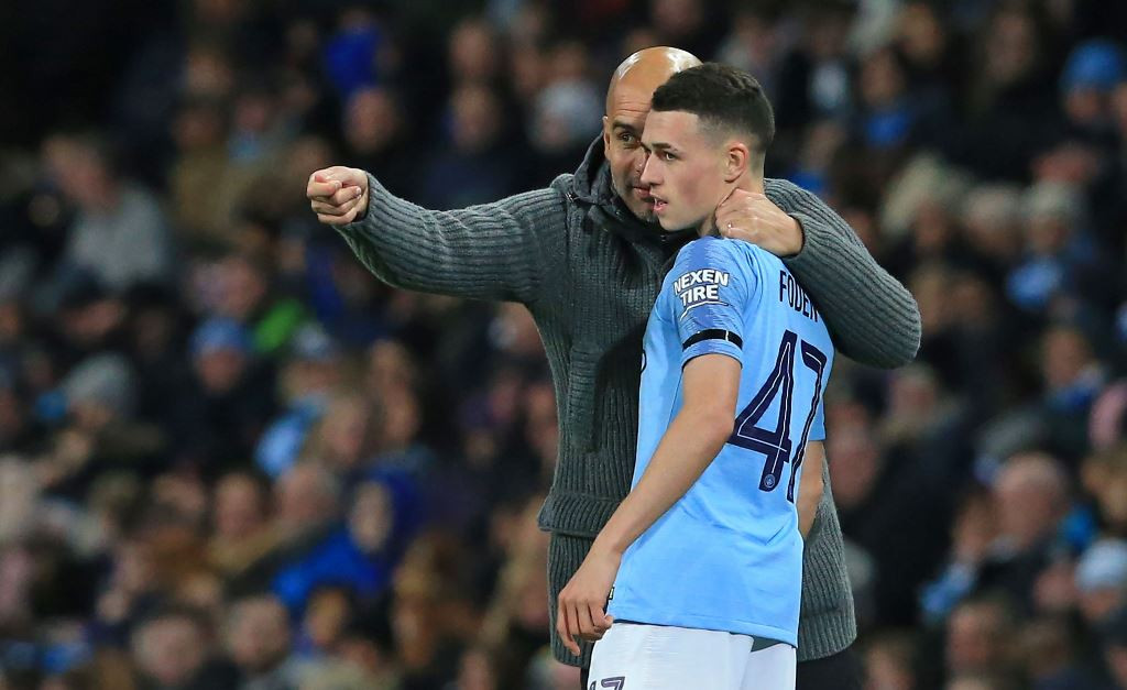 Pep Guardiola dan Phil Foden (AFP/Lindsey Parnaby)