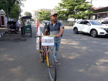  Ernadi Pria Berasal dari Sumatera Barat mengayuh sepedanya menuju Jakarta untuk menyosialisasikan pemilihan umum (Pemilu) berjalan damai dan menyuarakan pemilih tidak golongan putih (Golput). Medcom.id/Hendrik Simorangkir