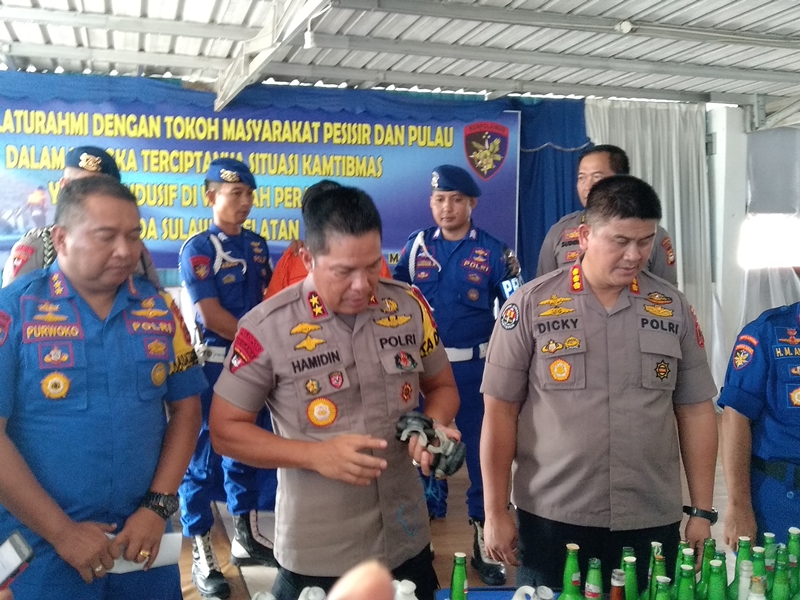 Kapolda Sulsel, Irjen Pol Hamidin bersama Kabid Humas Polda Sulsel, Komhes Pol Dicky Sondani, saat merilis pengungkapan kasus bom ikan, di Makassar, Sulawesi Selatan, Kamis 4 April 2019. Medcom.id/Muhammad Syawaluddin