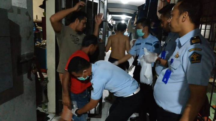 Petugas Sita Senjata Tajam di Lapas Sidoarjo