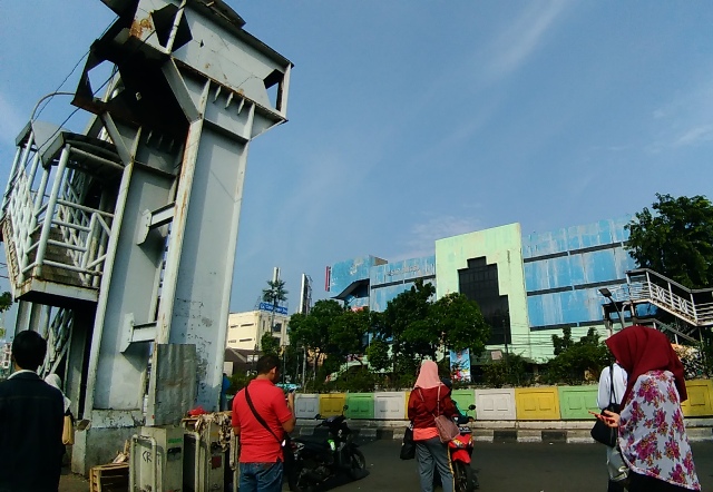 Gelagar Baja JPO Pasar Minggu Telah Dibongkar