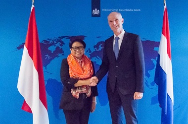 Menlu RI Bahas Kelapa Sawit dengan Menlu Belanda