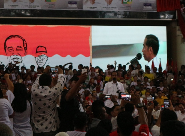 Jokowi <i>Curhat</i> Dicegat Masyarakat Asahan yang Ingin Salaman