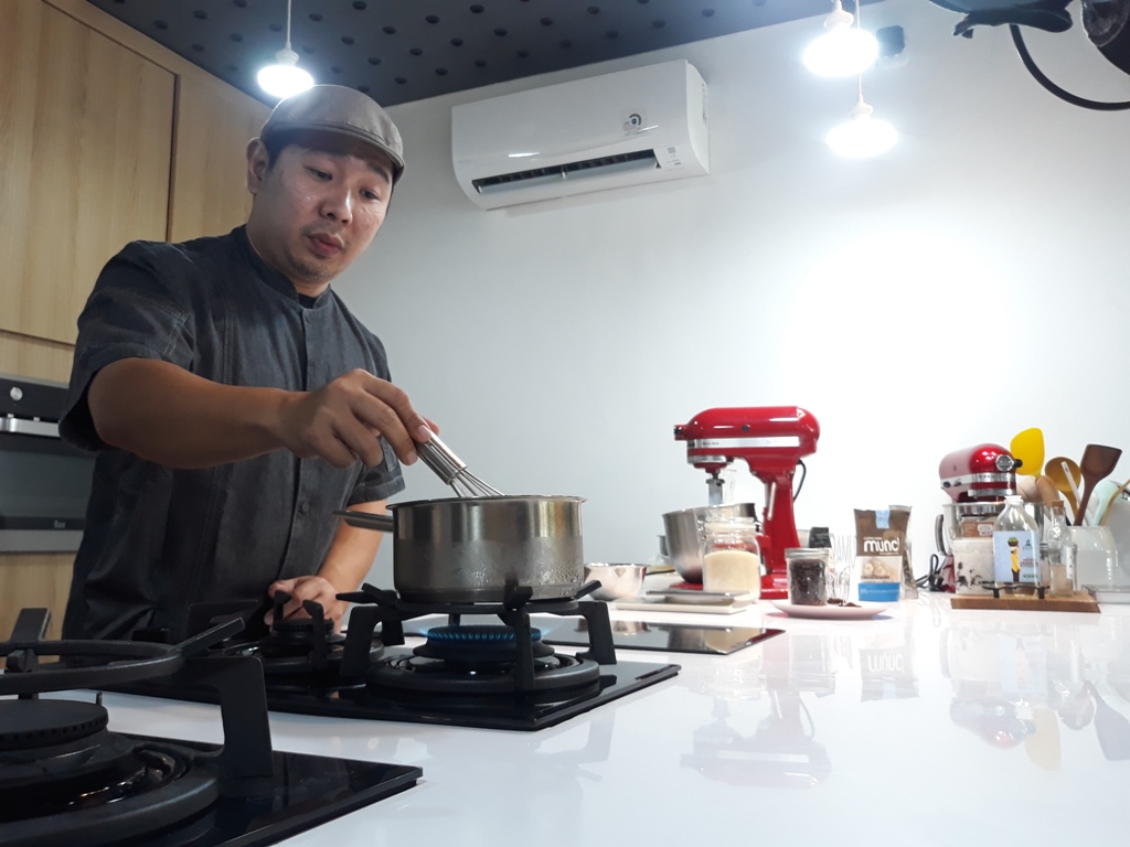 Pendiri Ron's Laboratory, Ronald Prasanto, memasak dengan molecular gastronomy sering dinamakan dengan cooking with science. (Foto: Krispen/Medcom.id)