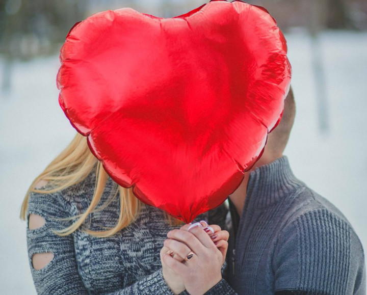 Manfaat Berciuman bagi Suami Istri