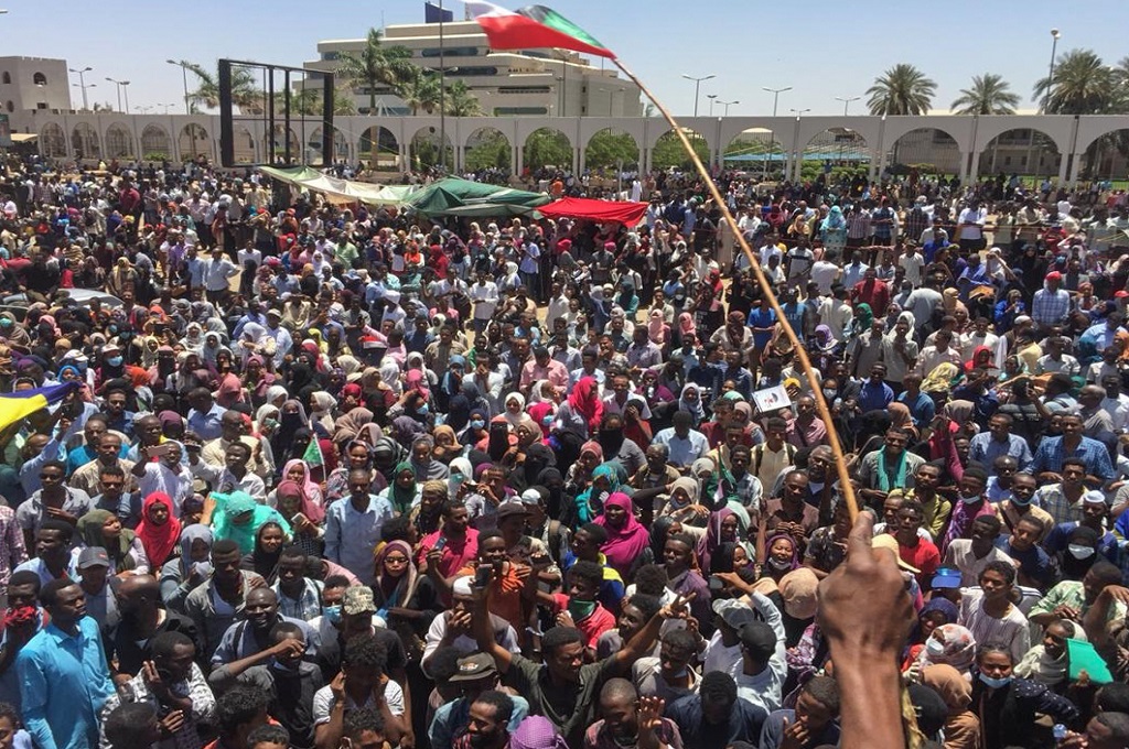 Ribuan Demonstran Terus Desak Mundur Presiden Sudan   Medcomid