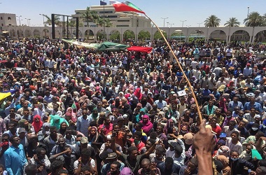Ribuan Demonstran Terus Desak Mundur Presiden Sudan