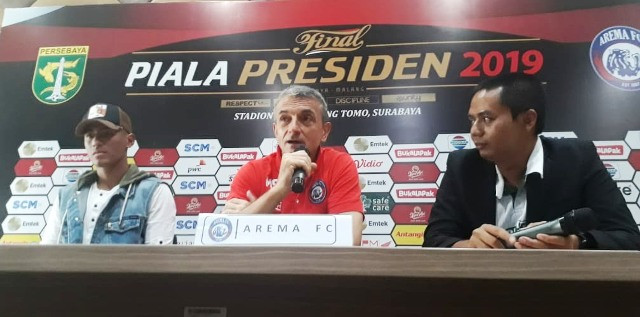 Pelatih Arema FC Milomir Seslija (tengah) mengaku sudah menyiapkan anak asuhnya agar menang lawan Persebaya._Medcom.id/Amaluddin