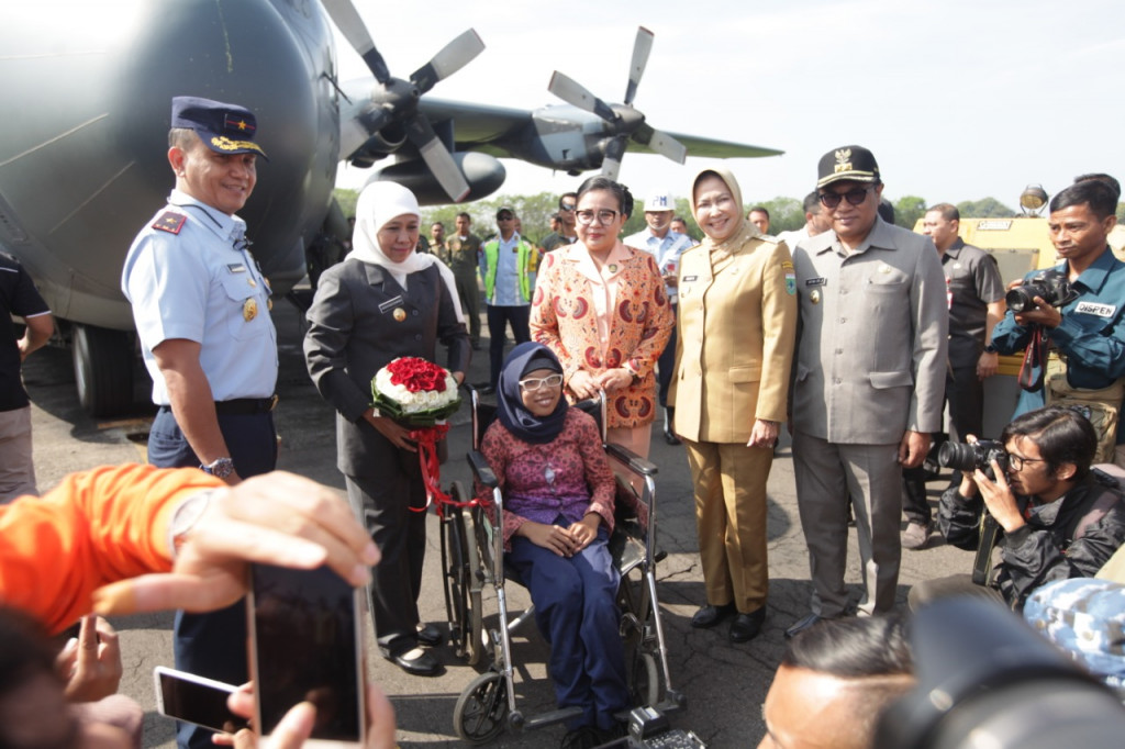 Gubernur Jawa Timur, Khofifah Indar Parawansa saat menghadiri kegiatan VIP Social Event & Joy Flight di Lanud Abdul Rachman Saleh Malang, Senin 8 April 2019. (Foto: Humas Pemkot Malang).