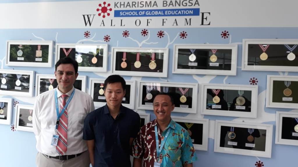 Alfian Edgar Tjandra (tengah), siswa Kharisma Bangsa yang berhasil menembus Harvard University, diapit oleh Kepala Sekolah Kharisma Bangsa (kanan) Imam Husnan Nugroho, dan Okan Celiker (GM Kharisma Bangsa), Medcom.id/Citra Larasati.