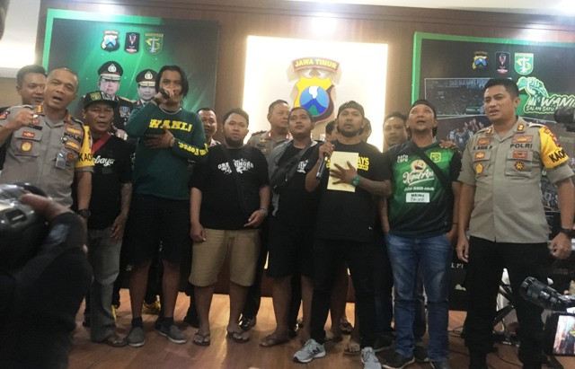 Puluhan Bonek Mania saat silaturrahim dengan Kapolda Jatim Irjen Pol Luki Hermawan dan jajarannya-Medcom.id/Amal.