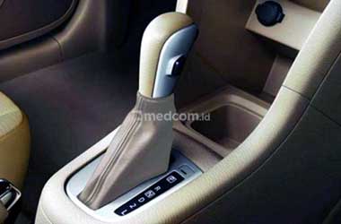 Trik Mengemudikan Mobil Matic di Jalan Menurun yang Aman