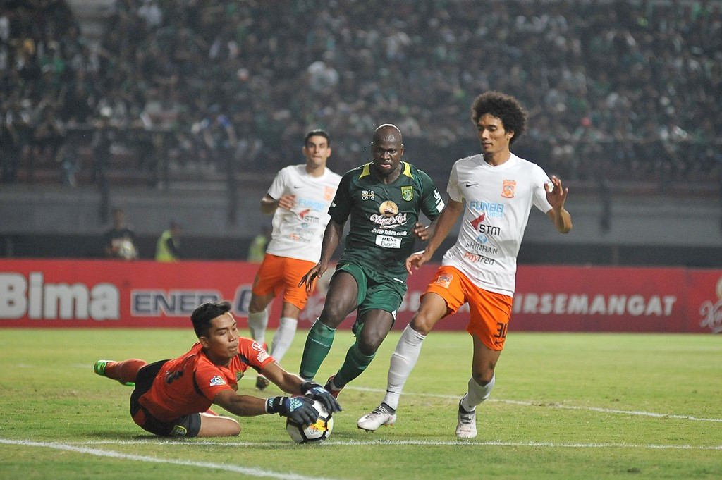 Penjaga gawang Persebaya Surabaya Miswar Saputra (kiri). (Foto: Antara/M Risyal Hidayat)