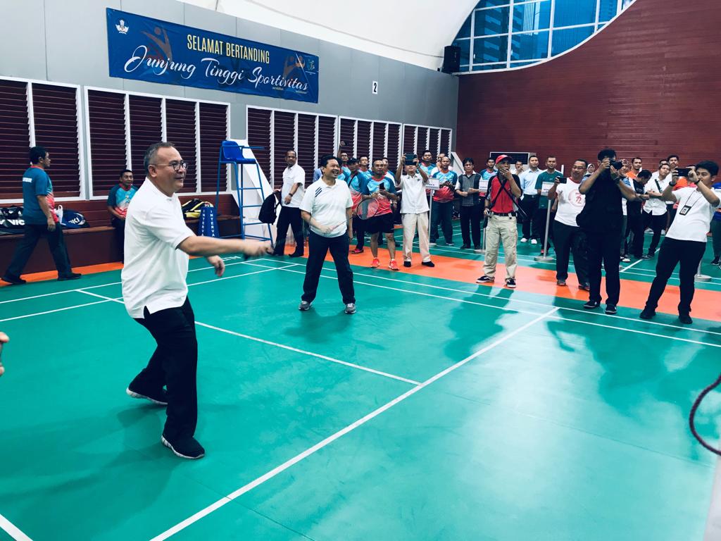 Sejumlah pejabat eselon I dan II Kemendikbud melakukan pertandingan ekshibisi sebelum turnamen bulu tangkis Kemendikbud dimulai, Kemendikbud/BKLM.