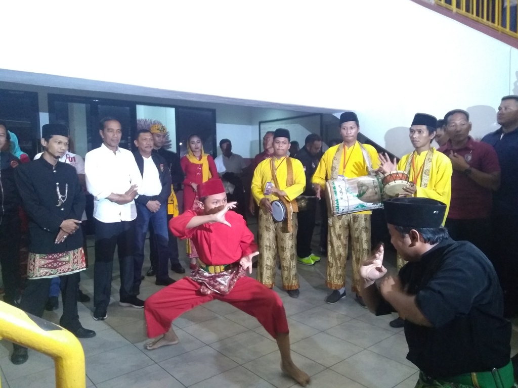 Palang Pintu Sambut Kedatangan Jokowi di Ciracas