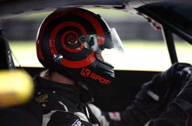 Perbedaan Helm Balap Mobil dan Motor