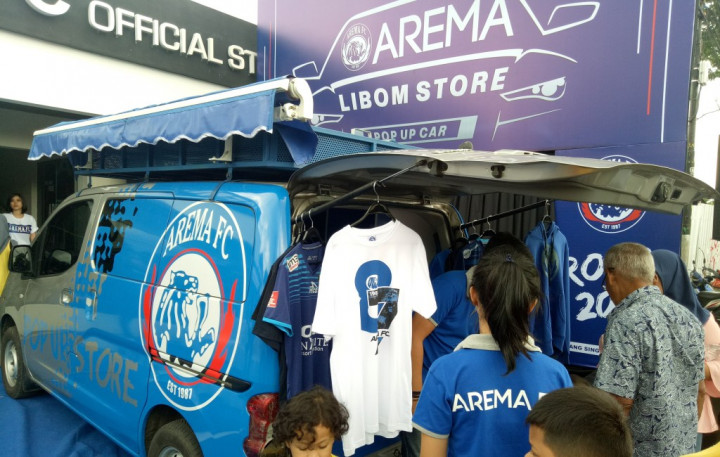 Jelang Laga Final, Merchandise Arema Laku Keras