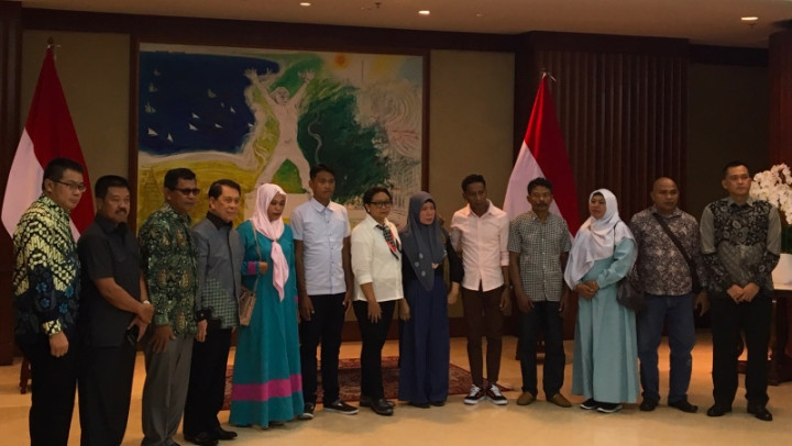 Menlu Retno Serah Terima WNI Eks Sandera Abu Sayyaf