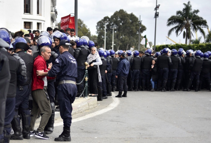 Aljazair Umumkan Pemilu Akibat Tekanan Protes