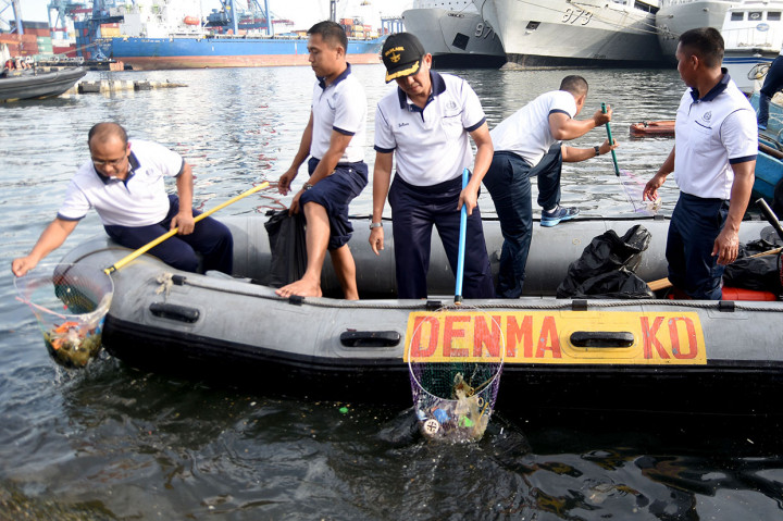 Prajurit TNI AL Bersihkan Sampah Laut di Tanjung Priok