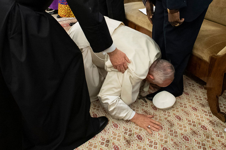 Saat Paus Fransiskus Cium Kaki Presiden Sudan Selatan