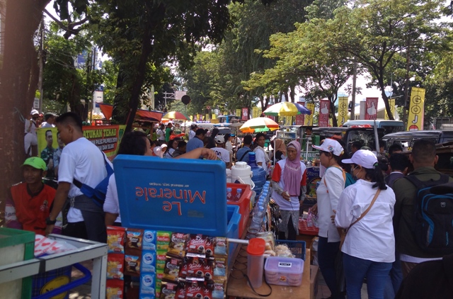 Mengais Rizeki di Tengah Kampanye Akbar Jokowi-Ma'ruf