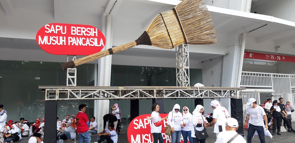 'Sapu Bersih Musuh Pancasila' Bertengger di Konser Putih Jokowi