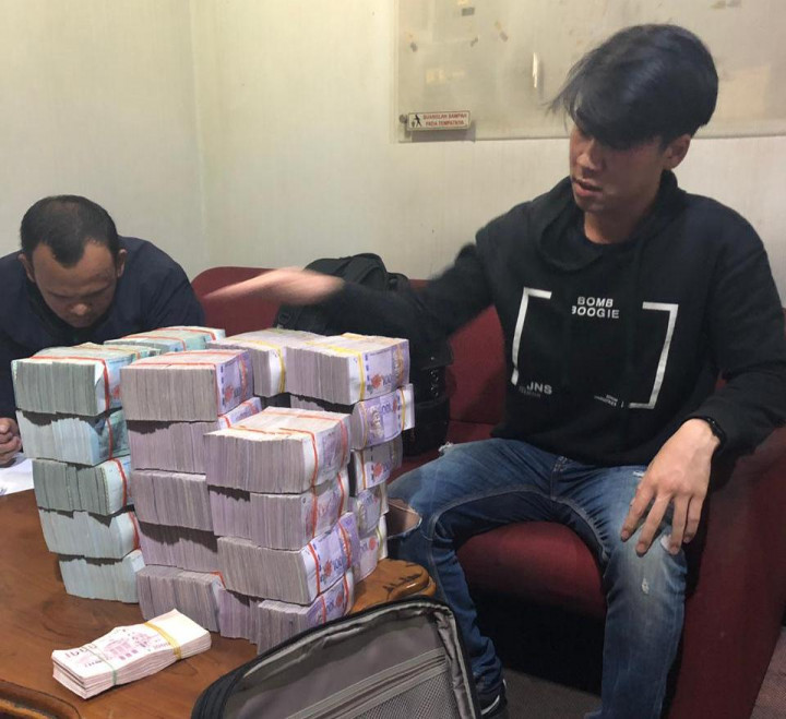 2 Kurir Pembawa Dana Asing Ditangkap