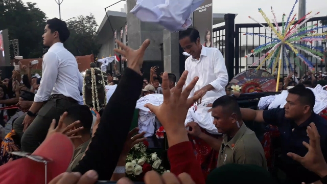 Jokowi-Maruf Diarak Keluar GBK