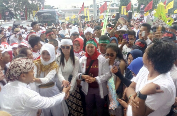 Relawan Rumah Pergerakan Gus Dur Ikut Putihkan GBK