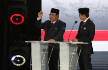 Pasangan nomor urut 02 Prabowo Subianto dan Sandiaga Uno mengikuti debat kelima Pilpres 2019 di Hotel Sultan. Foto: Antara/Wahyu Putro.