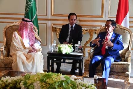 Presiden Joko Widodo bertemu dengan Menteri Energi, Industri, dan Sumber Daya Mineral Kerajaan Arab Saudi Khalid Al-Falih. Foto: Biro Pers Sekretariat Presiden