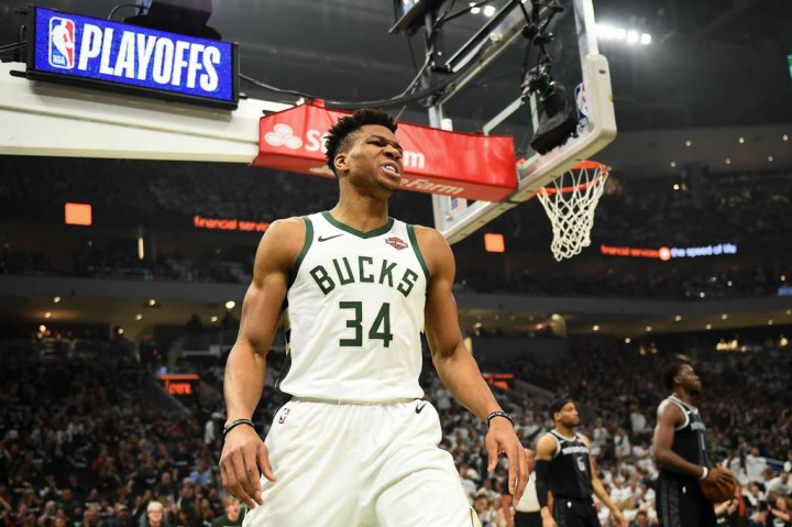 Giannis Antetokounmpo Pimpin Bucks Hancurkan Pistons pada Game 1