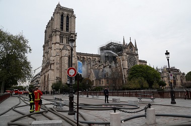 Fransiskus Turut Berduka atas Kebakaran Katedral Notre Dame