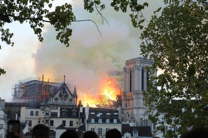 Tautan 9/11 Dikaitkan Notre Dame, YouTube Dikecam