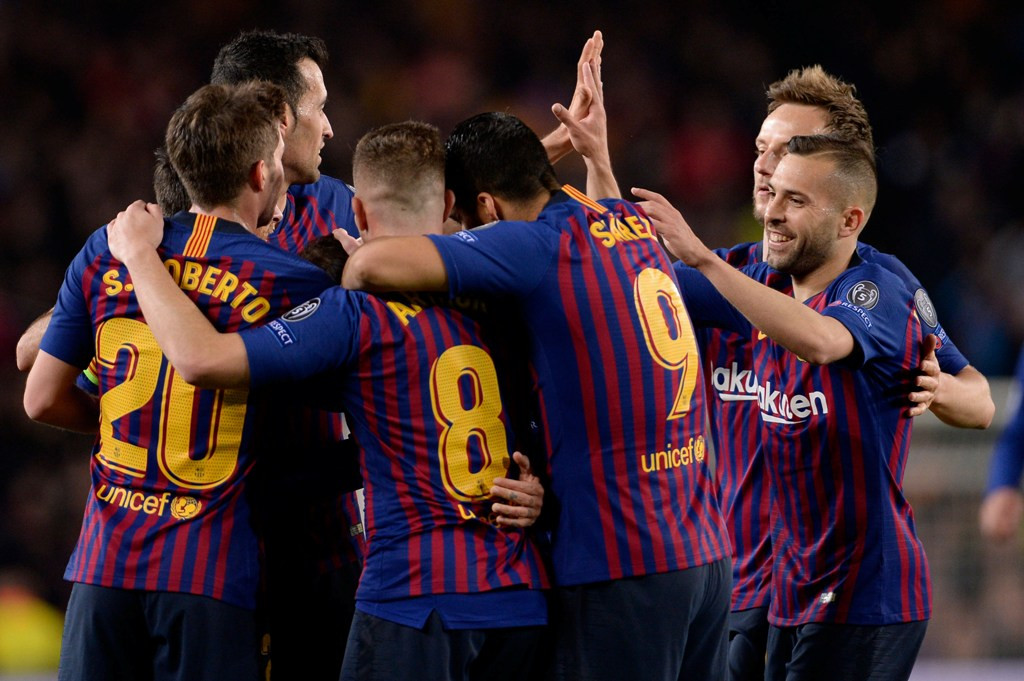Pemain Barcelona merayakan kemenangan atas Manchester United (AFP/Pau Barrena)
