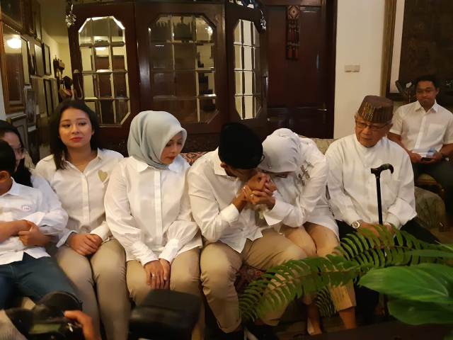 Sandiaga Sempatkan Sungkem ke Orang Tua