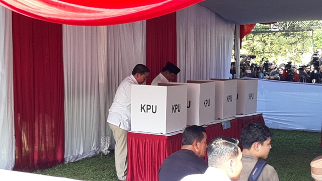 Prabowo <i>Nyoblos</i> Didampingi Fadli Zon