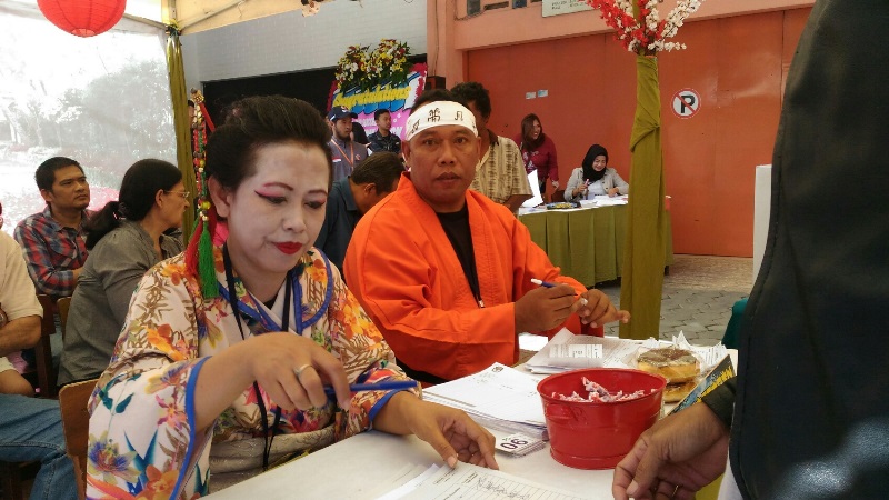 Petugas TPS 04 Cibadak Bandung Kompak Seragam Budaya Jepang