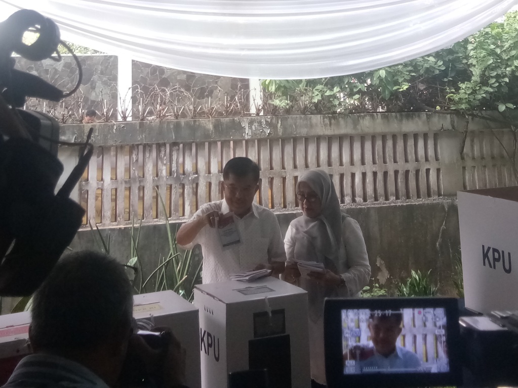 JK dan Mufidah Kompak Pakai Putih-putih