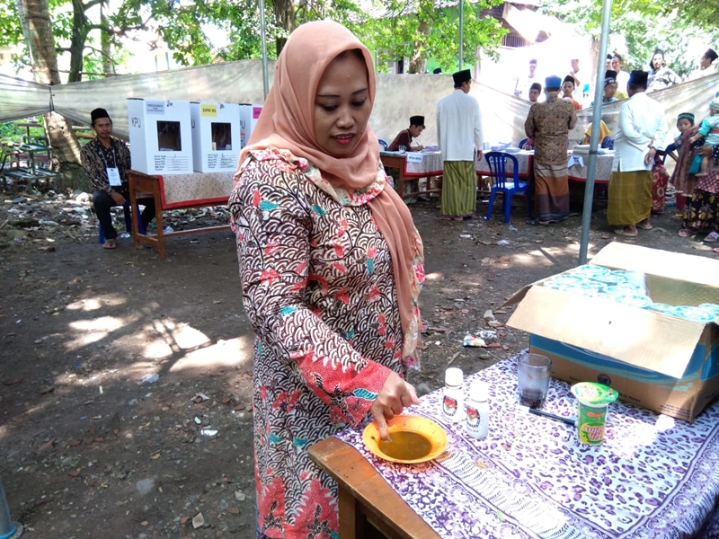 Warga Benda Kerep menggunakan sari kunyit sebagai ganti tinta pencoblosan. Foto: Medcom.id/Ahmad Rofahan