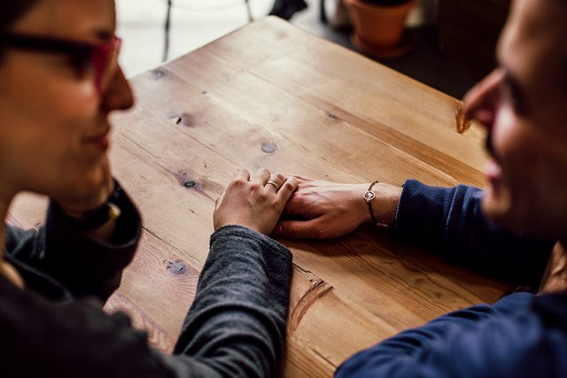 Rasa tertarik merupakan hal esensial yang mengawali proses dari hubungan. (Foto: Pexels.com)