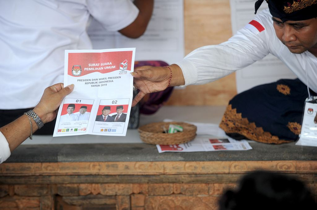 Proses pemilu di Denpasar, Bali. (Foto: AFP/SONNY TUMBELAKA)