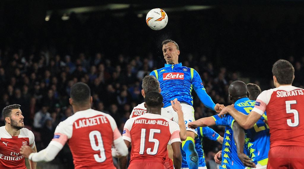 Suasana laga Napoli kontra Arsenal. (Foto:  Carlo Hermann / AFP)