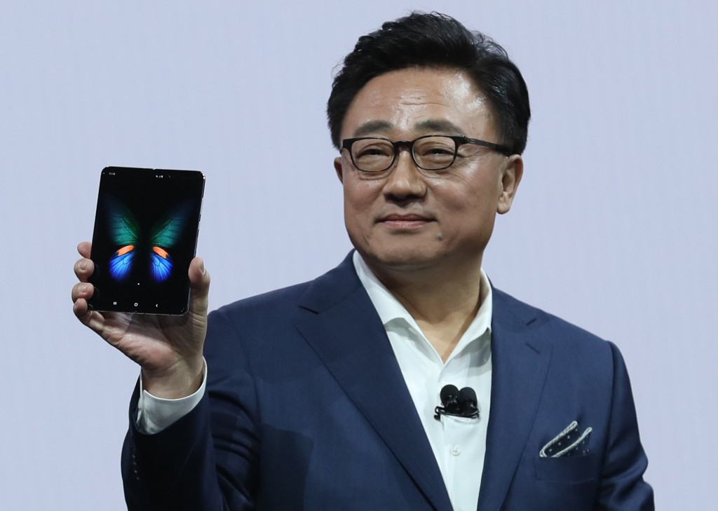 DJ Koh saat memperkenalkan Galaxy Fold. (Justin Sullivan / Getty Images / AFP)