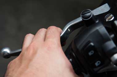 Gaya Berkendara yang Bikin Kampas Kopling Sepeda Motor Cepat Aus