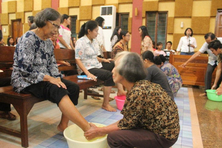 Ritual Jemaat GITJ Jepara Saling Basuh Kaki