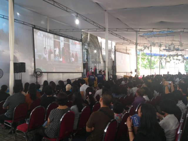 Ribuan Umat Kristiani Hadiri Misa Jumat Agung di Katedral