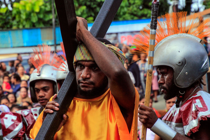 Melihat Prosesi Jalan Salib di Berbagai Daerah