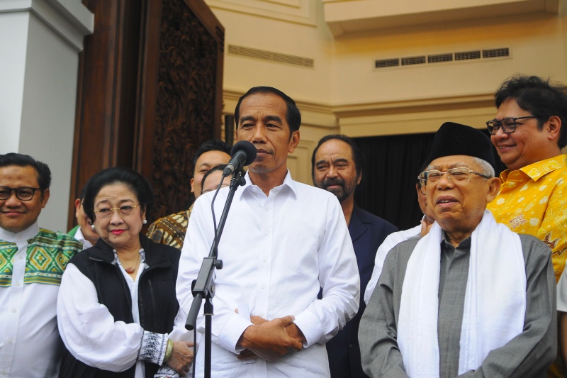 Joko Widodo dan Ma'ruf Amin menyapa wartawan menanggapi hasil hitung cepat dari berbagai lembaga survei. (Foto: AFP).